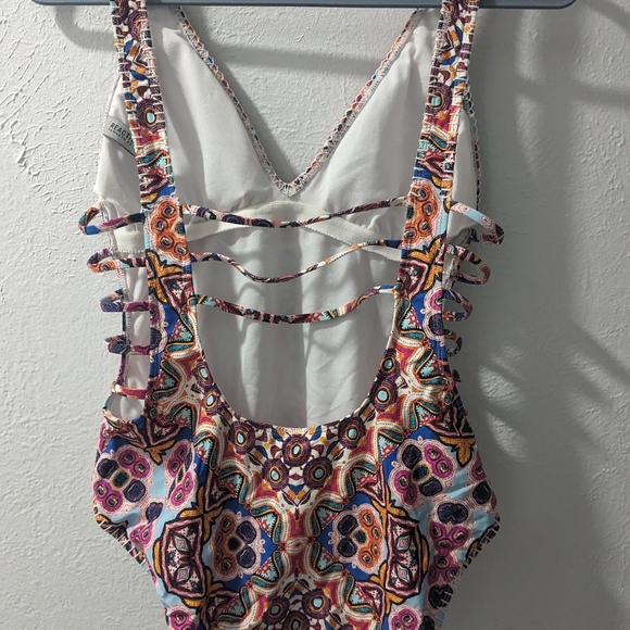 Women's Size 8 swimsuit - Picture 2 of 6